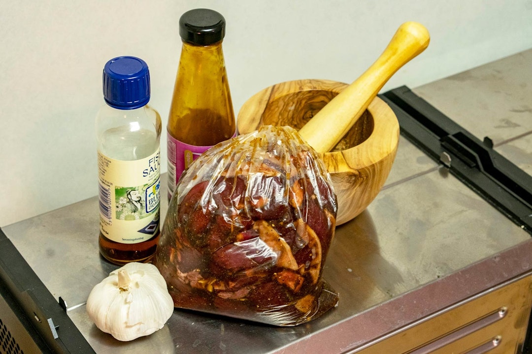 HJORT I FISKESAUS: Bankekjøttet godgjør seg i Laos-inspirert marinade med fiskesaus og østerssaus. Test-Tre-Spade-Tørker-Atacama-6