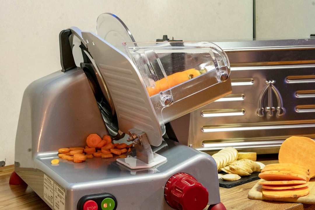 NYTTIG HJELP: En oppskjærsmaskin er kjekk å ha når du skal kutte kjøtt og grønnsaker i jevn tykkelse. Test-Tre-Spade-Tørker-Atacama-8