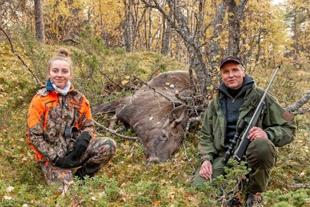 Elgfall første jaktdag: Frode fikk elgen på sin post, her sammen med Emilie som fikk fri fra skolen for å være med på jakta. Elgjakt, elgfall, jaktstart, Murudalen, Gudbrandsdalen