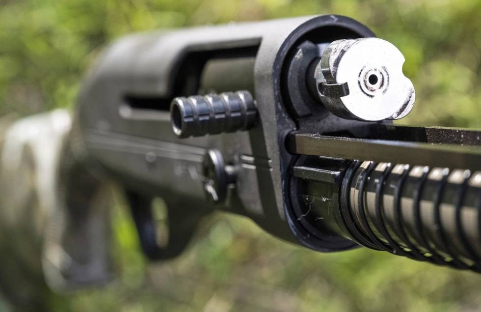 Solid: Både det roterende boltehodet og låseklakkene er bygget i stål. Nærbilde av boltehodet og låseklakkene på Franchi Affinity 3 Elite cobalt halvautomat hagle