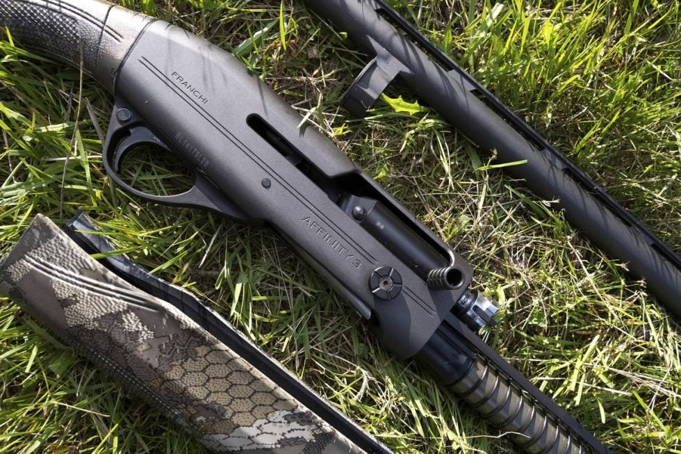 Godt skrudd: Den halvautomatiske hagla er enkel å ta fra hverandre for transport og vedlikehold Hagla Franhi Affinity 3 Elite Cobalt demonert og liggende i gresset