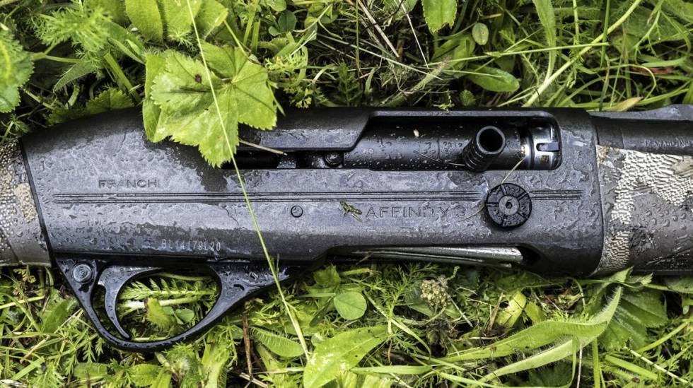 Wet, wet, wet: Franchi Affinity 3 Elite Cobalt er våpenet for deg som liker det fuktig. Nærbilde av avtrekkeren på Franchi Affinity 3 Elite Cobalt halvautomat hagle liggende i gresset