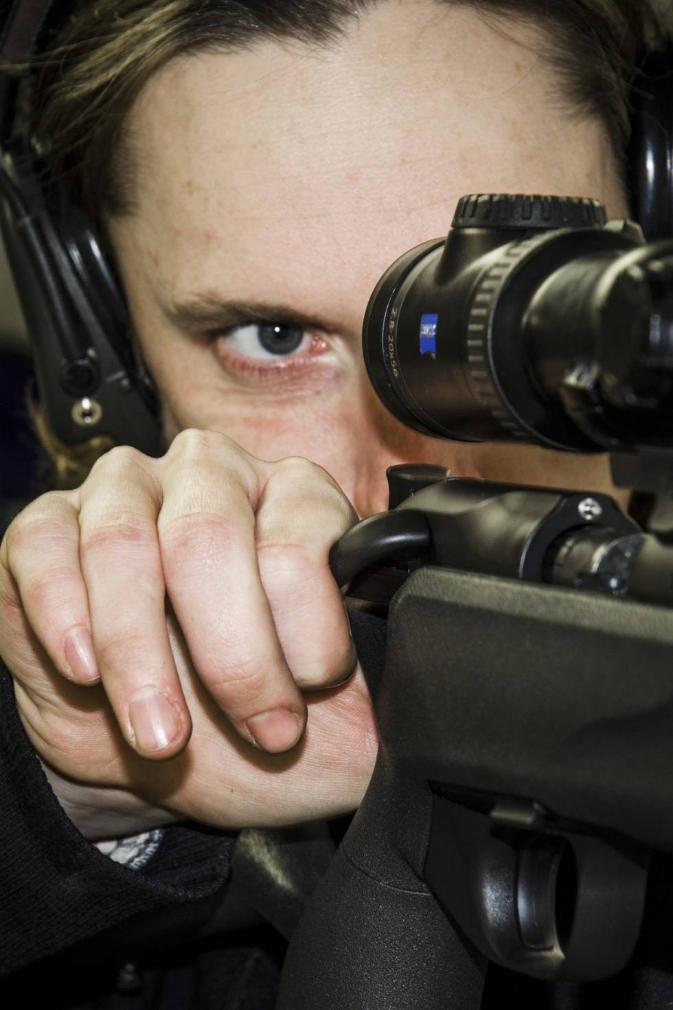 Nærbilde av jeger som sikter med rifle bruker 22lr-kit