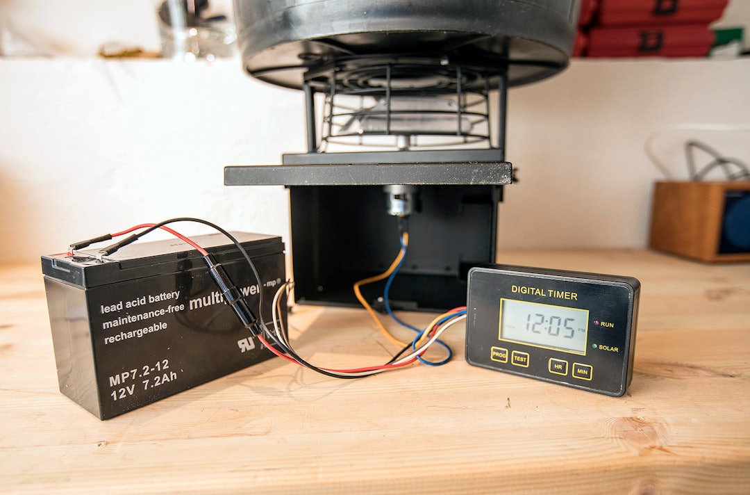 Nøysomt: Batteriet er lite, men holder godt og lades lett opp med en billader. Timeren brukes til å programmere utkast av mat. Test-forautomat-revjakt-2