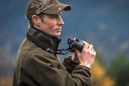 SIKKERT MED KIKKERT: Bruk kikkert ofte når du smyger etter hjort. Det er det sikreste tipset hvis du skal oppdage dyr. Kikkert, Joar Søhoel, hjortejakt