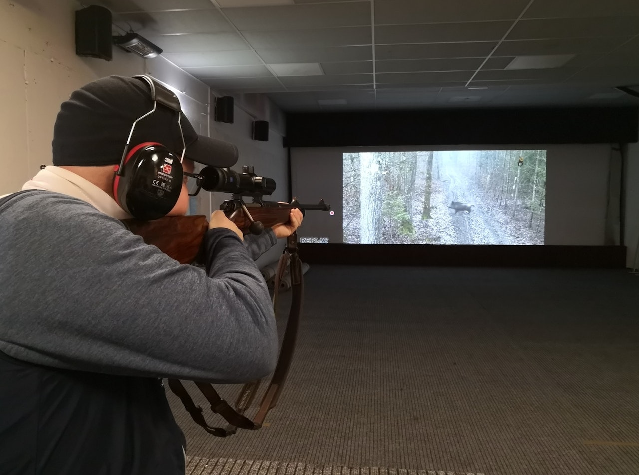 På skytekino på Oslo Skytesenter får du trent på skyteteknikken på naturtro måte. skytekino, oslo skytesenter,