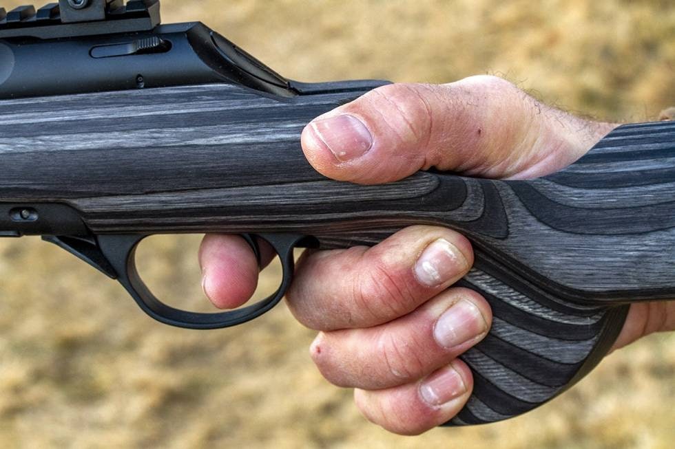 Pistolskjefte: Bratt pistolskjefte gir godt grep både for store og små hender.