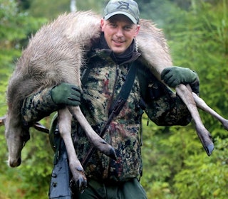 HJORTEFALL: De fleste ikke-jegere tror at alle dyr som blir skutt, dør i skuddet. Dette er en fysiologisk umulighet for så store pattedyr som elg, hjort og villrein. storviltjakt, elgjakt, hjortejakt, reinsdyrjakt, skudd, skytetrening, indremedisin
