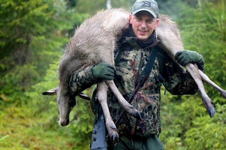HJORTEFALL: De fleste ikke-jegere tror at alle dyr som blir skutt, dør i skuddet. Dette er en fysiologisk umulighet for så store pattedyr som elg, hjort og villrein. storviltjakt, elgjakt, hjortejakt, reinsdyrjakt, skudd, skytetrening, indremedisin