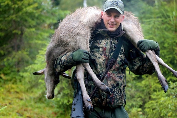 HJORTEFALL: De fleste ikke-jegere tror at alle dyr som blir skutt, dør i skuddet. Dette er en fysiologisk umulighet for så store pattedyr som elg, hjort og villrein. storviltjakt, elgjakt, hjortejakt, reinsdyrjakt, skudd, skytetrening, indremedisin