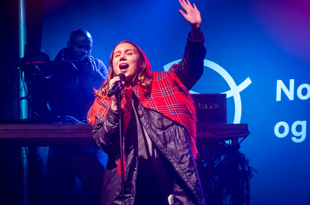Elektropop-bandet ISAK med samiske Ella Marie Hætta Isaksen i spissen, hilste til 150-årsjubilanten med konsert på Frognerseteren Friluftssenter. ISAK elektropop samisk Ella Marie Hætta Isaksen NJFF 150 år