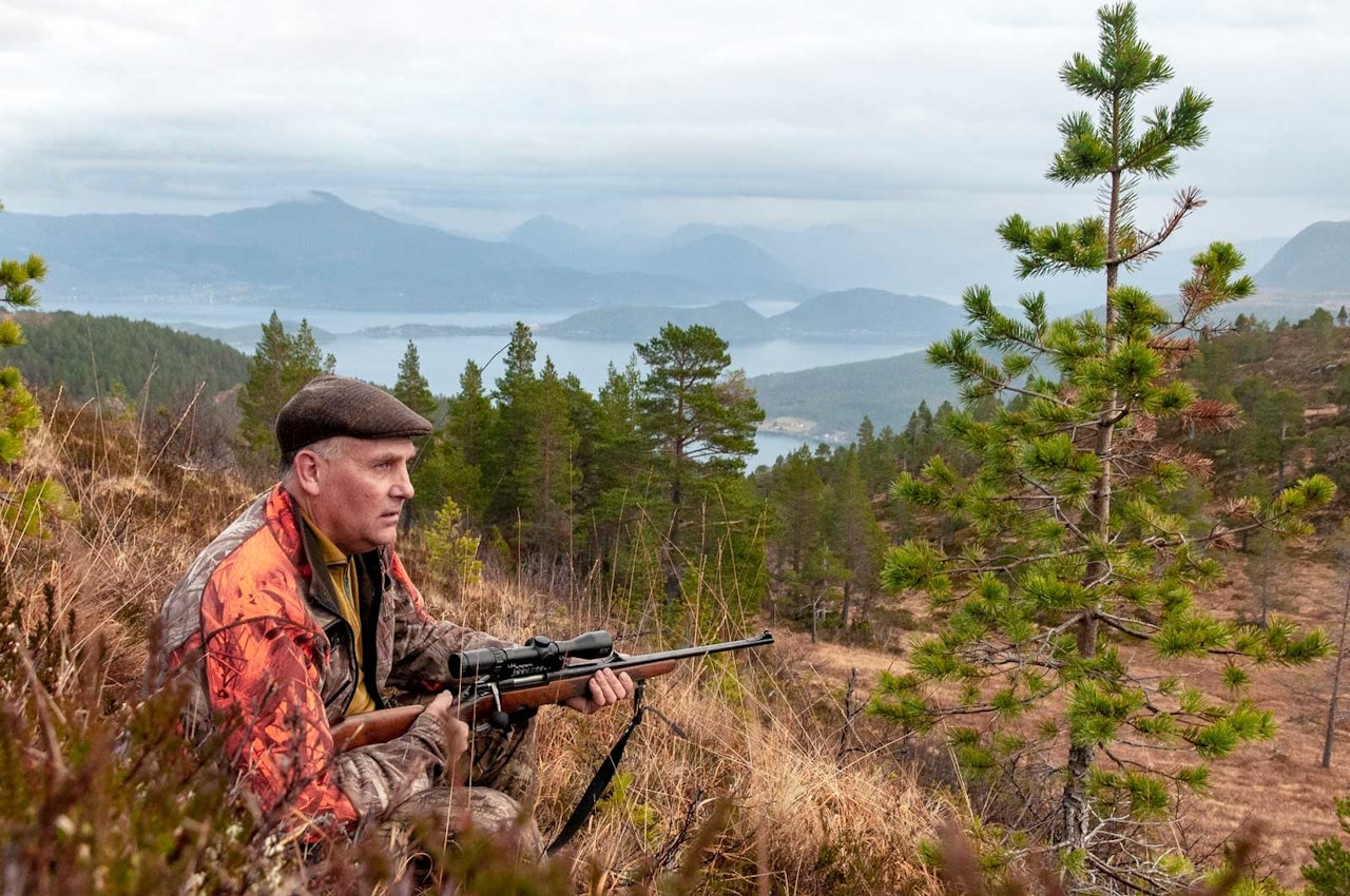 ANNET ENN ØSTFOLD: Østfoldjeger Lars Sandli nyter hjortejakta med utsyn over fjorder og fjell på Nordmøre. Terrenget er ganske annerledes enn der han jakter til vanlig.