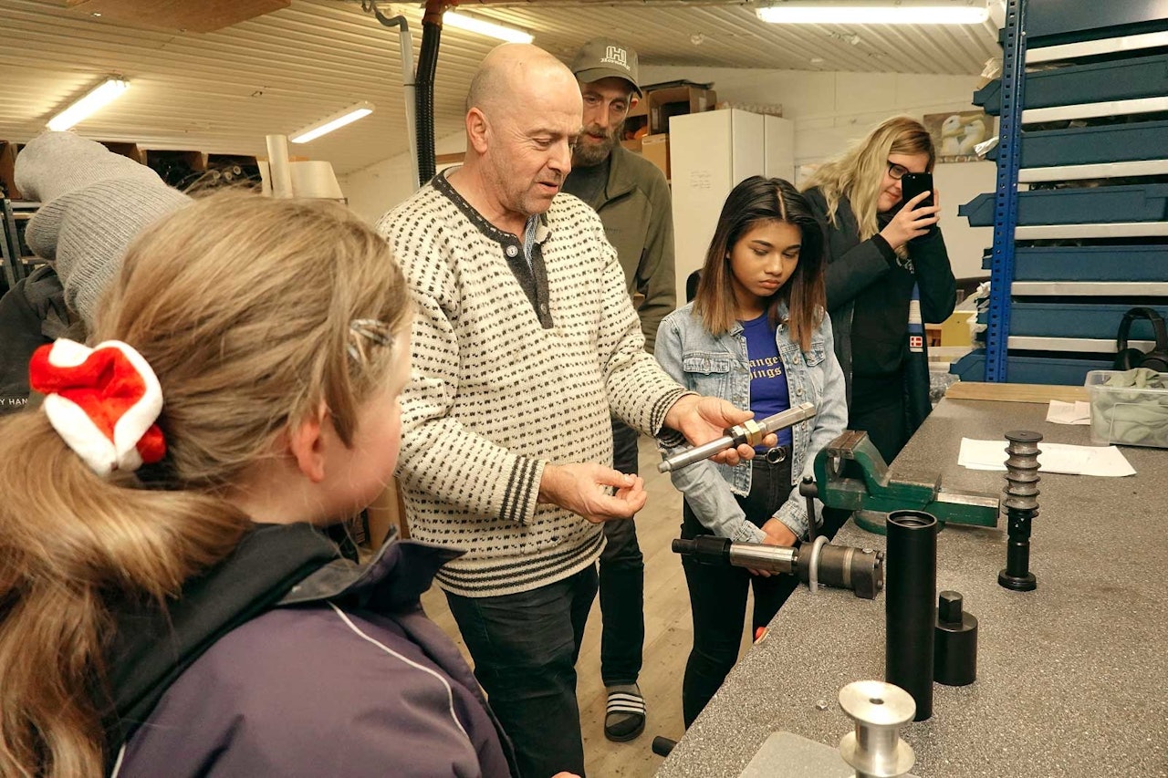 Sjefen sjøl: Hans Petter Hausken viser hvordan en lyddemper fungerer, mens Hannah Nygård Kristiansen, Øyvind Træet, Anjana Paudel og Kjersti Sjølyst Søndenå Nygård følger nøye med. Sjefen sjøl: Hans Petter Hausken viser hvordan en lyddemper fungerer, mens Hannah Nygård Kristiansen, Øyvind Træet, Anjana Paudel og Kjersti Sjølyst Søndenå Nygård følger nøye med.
