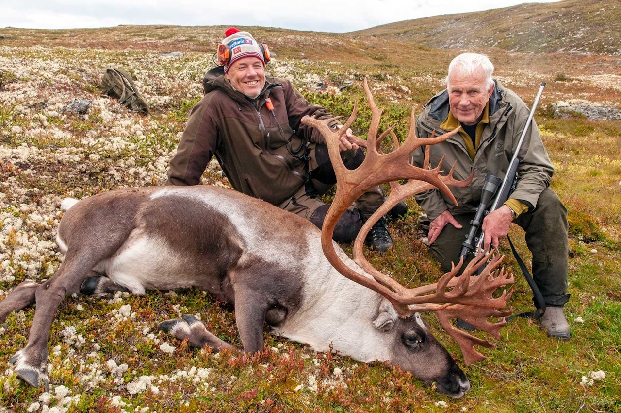 Ved målet: Jakob har gjort god jobb som guide og ledet Anders fram til skuddsjanse på en flott storbukk.