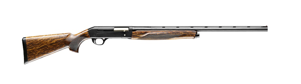 Sauer SL5: Saueren er en del dyrere, men kan til gjengjeld tilpasses mer både med drop og cast i kolben. Halvautomat-hagla Sauer SL5 sett fra siden på hvit bakgrunn