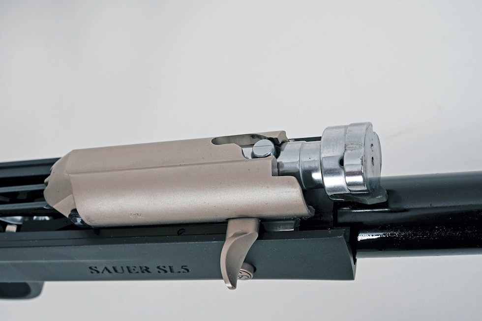 BENELLI-BOLT: Ladebolten på sleiden i en Sauer. En bolt som stort sett er identisk med den Bruno Civolani konstruerte for mange år siden til Benelli. Det er en roterende bolt, som er enkel å ta ut og som fungerer ved rekyl. Nærbilde av ladebolten på Sauer SL5 på hvit bakgrunn