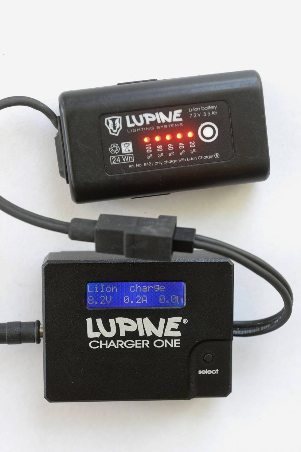 OMFATTENDE SYSTEM: Alle Lupines hodelykter er kompatible med et stort utvalg av batteristørrelser, kabler og ladere. Medfølgende batteri har reststrøm-indikator. Laderen ChargerOne (ekstrautstyr) er mer avansert enn standardladeren som følger med.