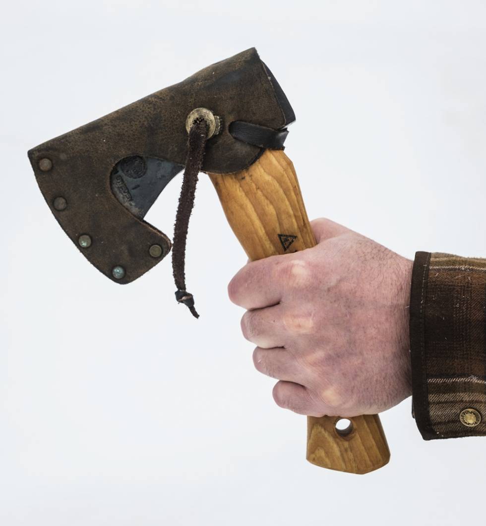 Beskytter godt: Den solide lærbeskyttelsen beskytter både deg og eggen på øksa.