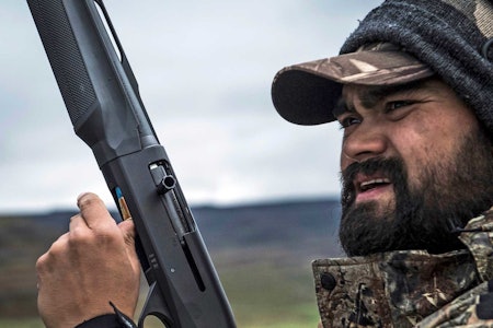 TEST: Baschieri & Pellagris haglpatroner skal gi jevne skuddbilder og mer fart uten økt kammertrykk. jeger lader halvautomat hagle med Baschieri & Pellagris test patroner