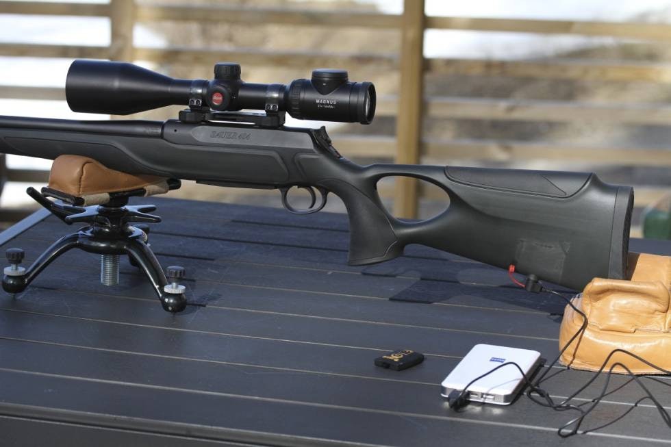 Håndvarm lykke: Saueren med en Leica på toppen byr på særdeles potent pakke med god og behagelig skyting, ettersom varmen i pistolgrepet gjør at avtrekksfingeren ikke blir kald og stiv. Håndvarm lykke: Saueren med en Leica på toppen byr på særdeles potent pakke med god og behagelig skyting, ettersom varmen i pistolgrepet gjør at avtrekksfingeren ikke blir kald og stiv.