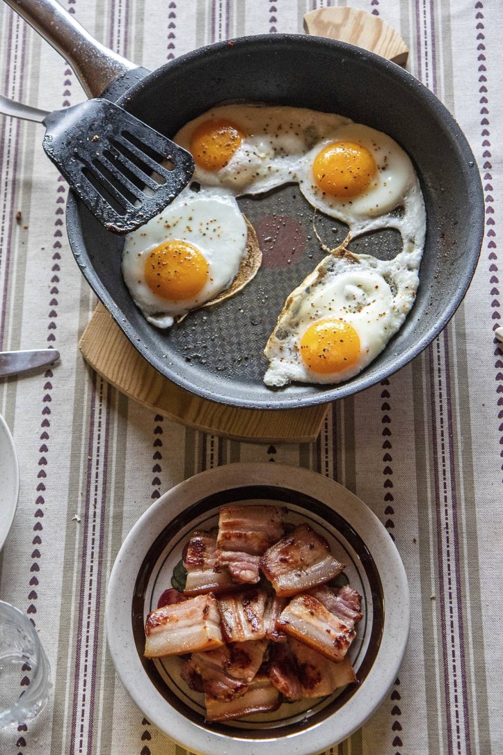 Mat for langtur: Egg og bacon må til for to karer som skal gå lengre enn langt.