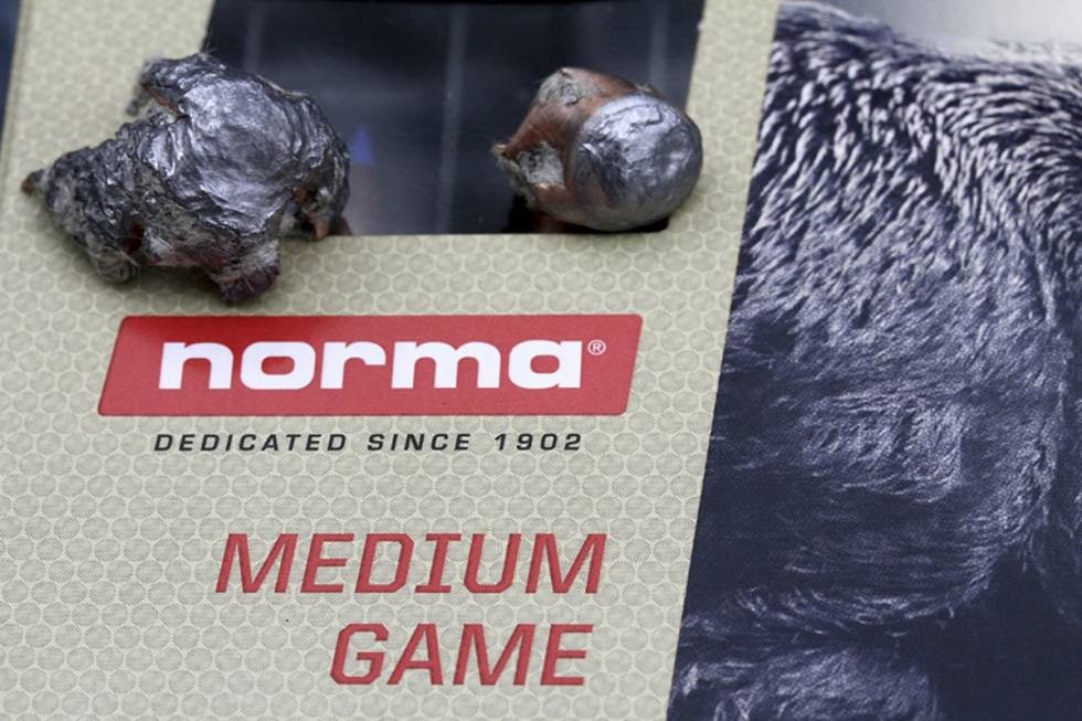 Kuler i kamp: Slik ser Norma Bondstrike-kulene ut etter kamp med avisbunken. Til venstre skutt fra 100 meters hold og til høyre fra 20 meters hold. test Norma Bondstrike jaktammunisjon jaktkuler