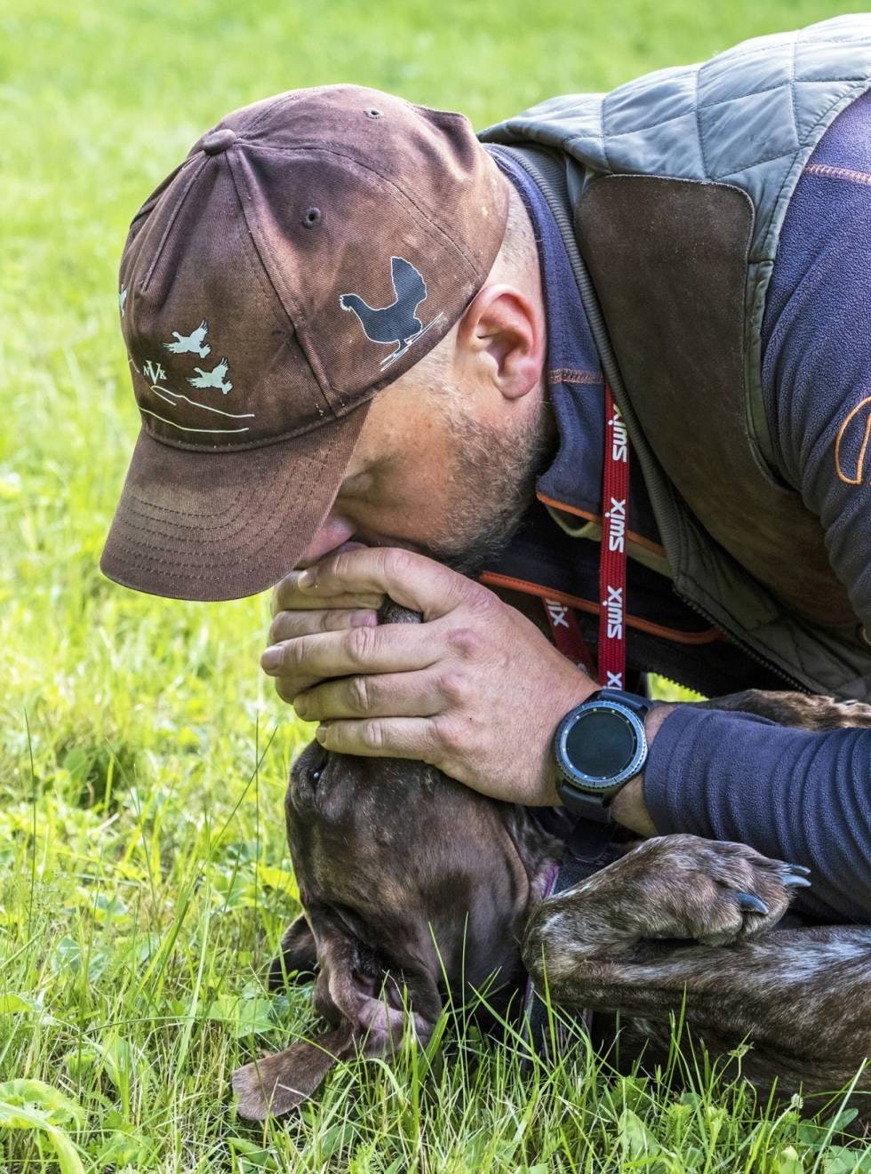 God teknikk: Ved munn mot snute-metode på hund er det viktig å stenge for leppene og munnvik. Blås inn 10-12 ganger per minutt.