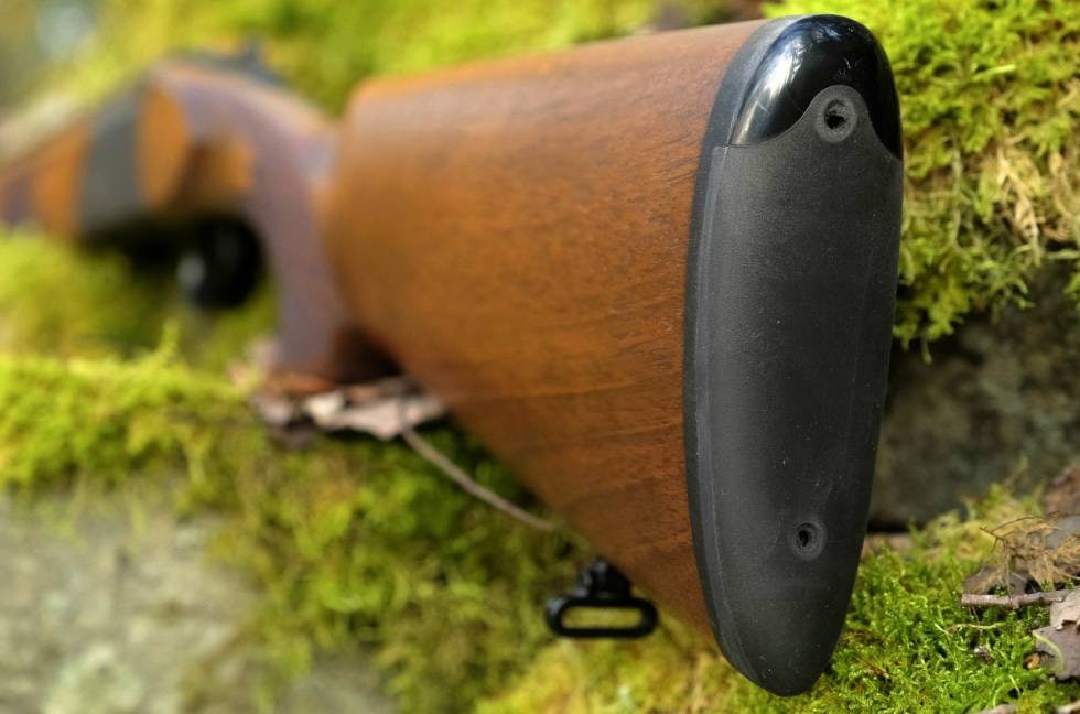 Smart detalj: Øvre kant av kolbekappen på Khan Arista er av plast. Det er en smart detalj som gjør at kolben ikke så lett hekter seg i klærne. test rimelig o/u hagle over under Khan Arista