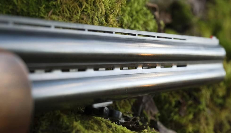 Ventilert: Løpene er ventilert både under sikteskinna og mellom pipene. Nærbilde av ventilerte løp på hagla khan arista black