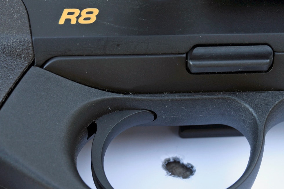Nærbilde av avtrekkeren på blaser r8 ultimate med r8 logo synlig