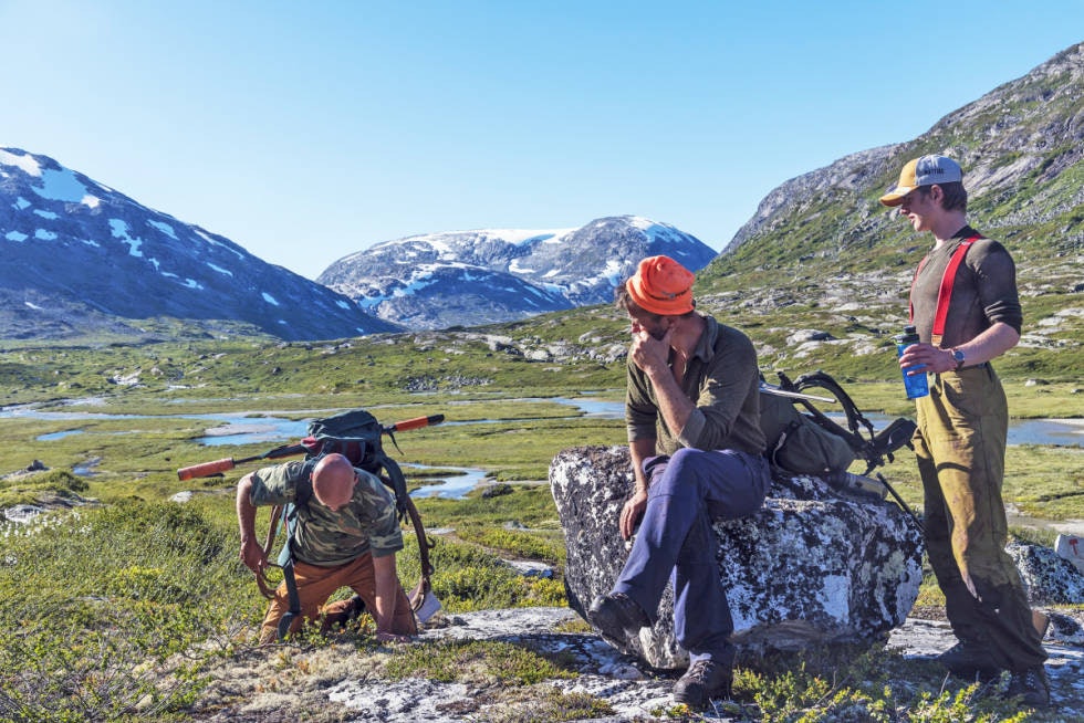 Dryg last: Det blir en tung retur. Spesielt for Vidar som i tillegg til kjøtt har med seg hele skinnet.