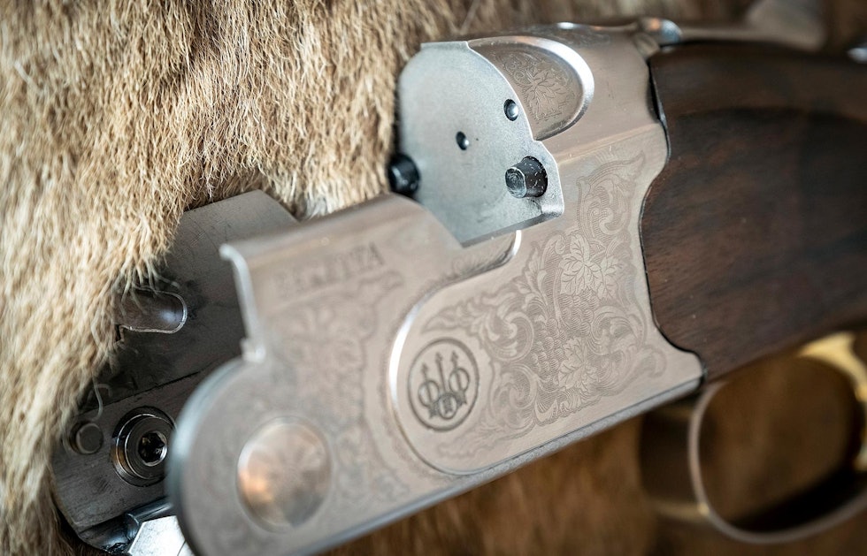 Låskasse: Selvjusterende doble låsetapper er en sikker løsning som gir slank og lav profil. Nærbilde av låsekassen på Beretta Silver Pigeon 1 MY19