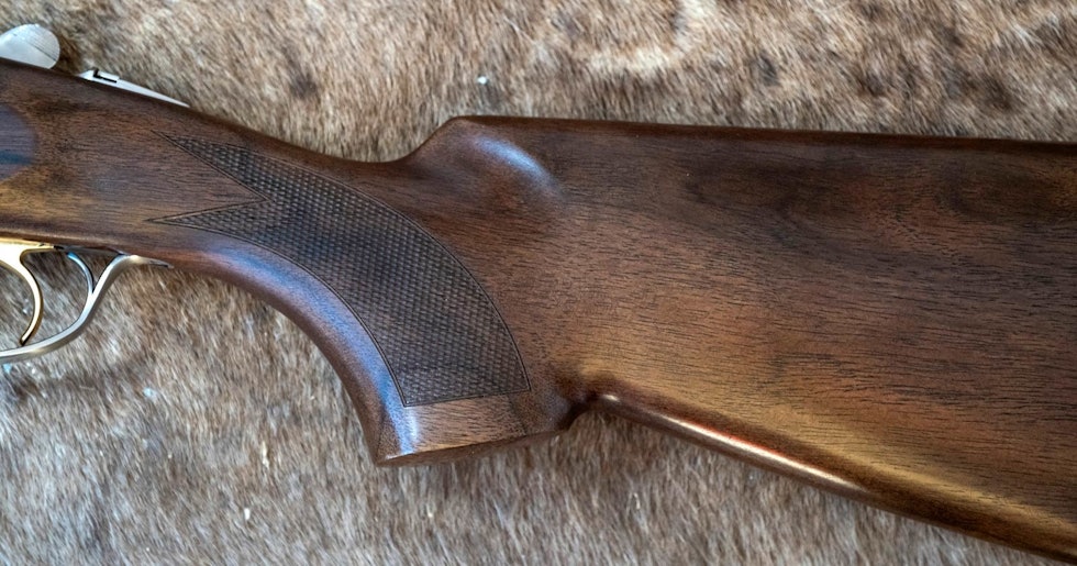 Nøytral: Stokken har ikke det mest spennende treverket, men er pen og skjemmer absolutt ikke hagla. Nærbilde av stokken på Beretta Silver Pigeon 1 MY19