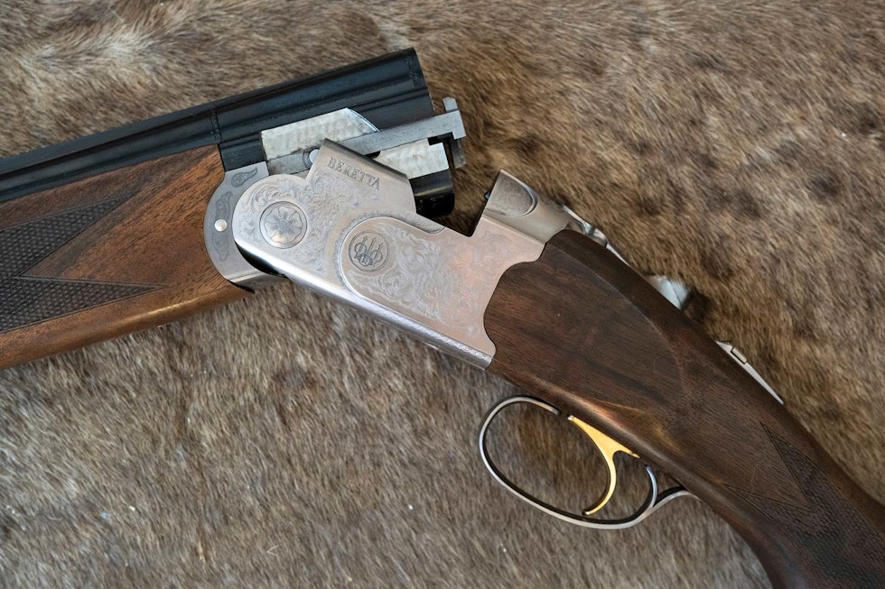 Diskret: Silver Pigeon 1 MY19 har en relativt rik, men likevel diskret lasergravyre. Nærbilde av lasergravyre på Beretta hagle Silver Pigeon 1 MY19