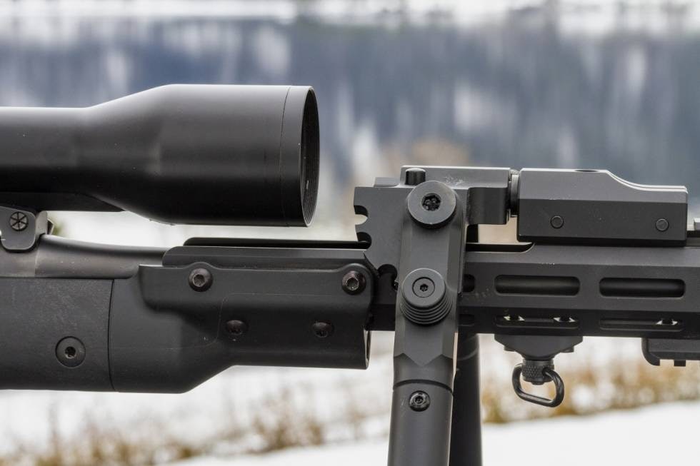 Stødig: GRS Bipod byr på en spesiell løsning der børsa henger i tofoten. Adapterfestet er overraskende nok ikke i veien for kikkerten. Stødig: GRS Bipod byr på en spesiell løsning der børsa henger i tofoten. Adapterfestet er overraskende nok ikke i veien for kikkerten.