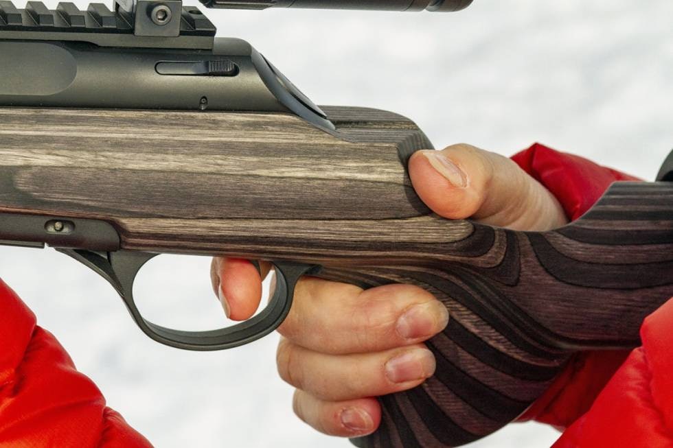 Grovt grep: For kraftig pistolgrep kan gjøre det vanskelig for slanke hender å få riktig plassering av avtrekksfingeren. Nærbilde av damehånd og rifleavtrekk