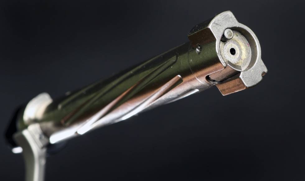 SLUTTSTYKKE: Sluttstykket er slanket kraftig og flutet for å spare vekt. Sluttstykket på Barrett Fieldcraft rifle