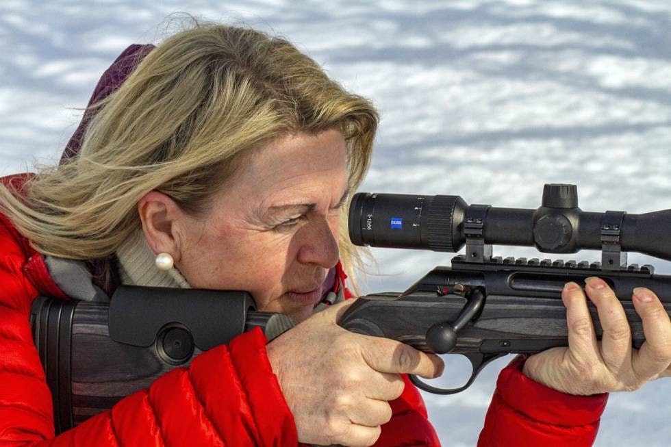 God støtte: Justerbar høyde på kinnstøtten er en fordel for å få riktig øyeplassering på kikkerten. Kvinnelig jeger med rifle med kinnstøtte
