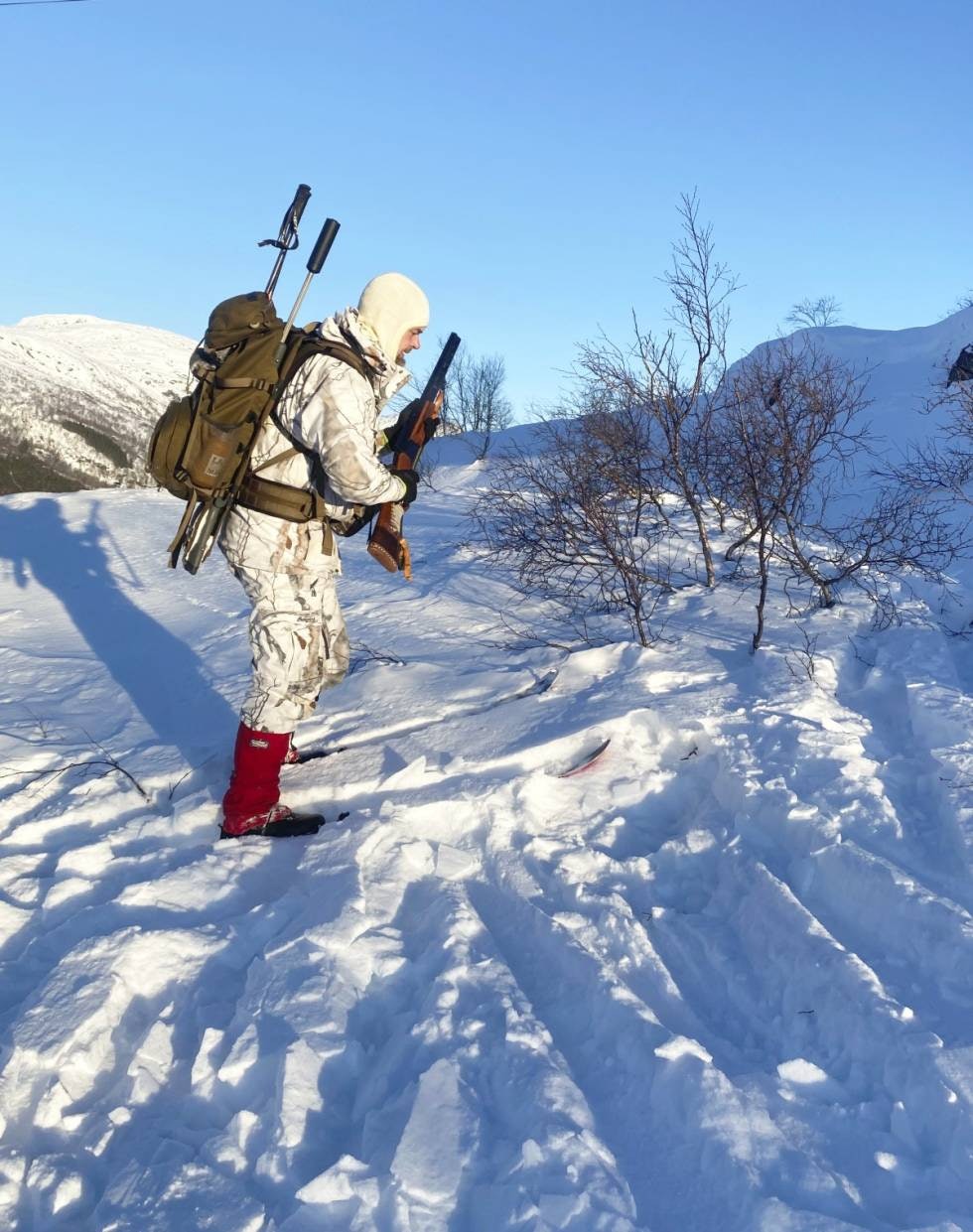 DOBBEL LAST: Våpensekk gjør det lett å ha med både rifle og hagle på rypejakt. Feste for skistaver er bra i slike tilfeller. DOBBEL LAST: Våpensekk gjør det lett å ha med både rifle og hagle på rypejakt. Feste for skistaver er bra i slike tilfeller.
