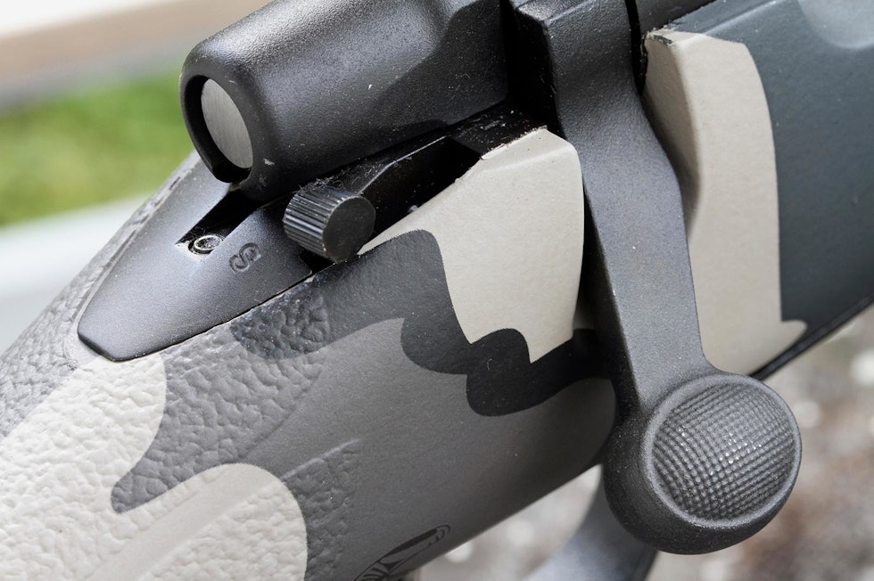 Trygg sikring: Sjøl om Model Seven bare har 2-posisjonssikring, kan du ta ladegrep med våpenet sikret. Nærbilde av sikringen på Remington Seven Kuiu