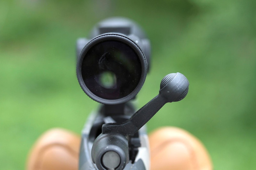 Høy hevarm: Det blir ganske trangt mellom hevarmskula og kikkertsiktet når du tar ladegrep. Nærbilde av hevearmen og kikkertsikte på Remington Seven Kuiu rifle