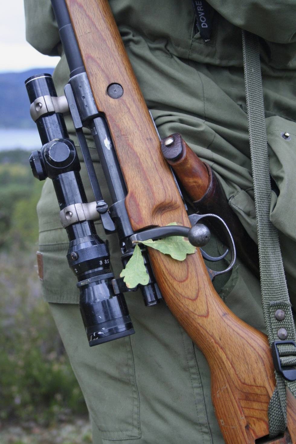ORIGINALEN: Mauser M98 har vært en bauta i de 122 årene som har gått siden den første rifla med Mauser-låskasse ble serieprodusert i 1898. Mausersystemet er uten tvil det systemet som er benyttet av flest rifleprodusenter i hele verden. ORIGINALEN: Mauser M98 har vært en bauta i de 122 årene som har gått siden den første rifla med Mauser-låskasse ble serieprodusert i 1898. Mausersystemet er uten tvil det systemet som er benyttet av flest rifleprodusenter i hele verden.