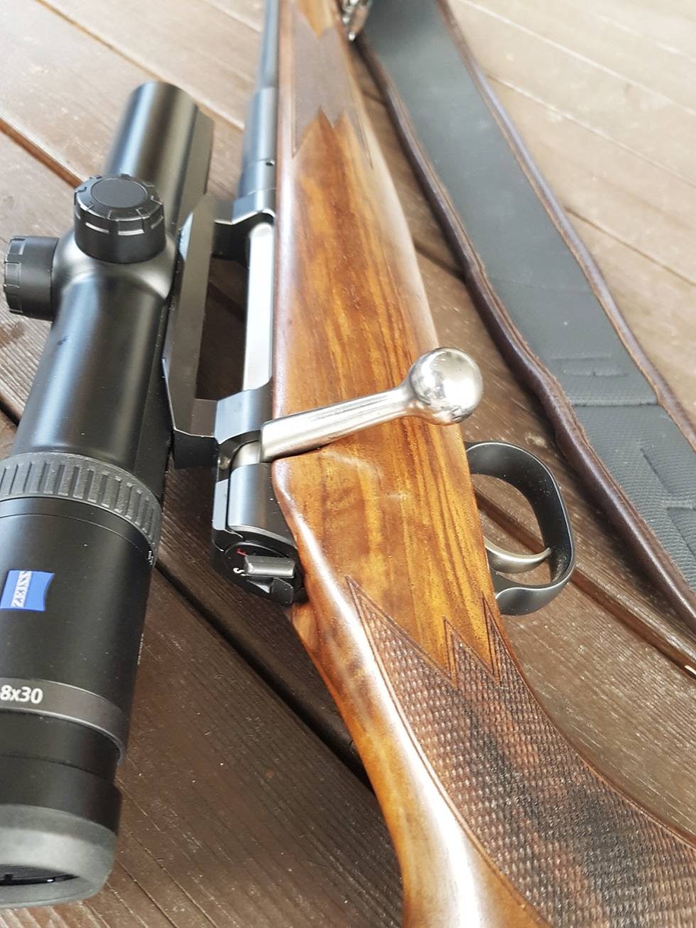 MODERNE VIDEREUTVIKLING: Mauser M03 leveres med ganske rett og høy stokk, i syntet eller valnøtt etter ønske, noe som også tillater relativt høye kikkertmontasjer. Den største nyvinningen for meg er oppspenner, der tennstempelfjæra ikke spennes før våpenet avsikres i en og samme bevegelse. MODERNE VIDEREUTVIKLING: Mauser M03 leveres med ganske rett og høy stokk, i syntet eller valnøtt etter ønske, noe som også tillater relativt høye kikkertmontasjer. Den største nyvinningen for meg er oppspenner, der tennstempelfjæra ikke spennes før våpenet avsikres i en og samme bevegelse.