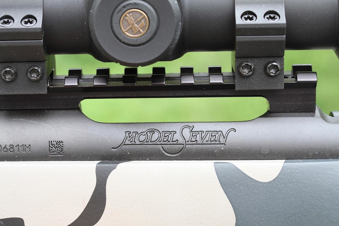 Nærbilde av integrert picatinny-skinne på Remington Seven Kuiu rifle for damer og junior