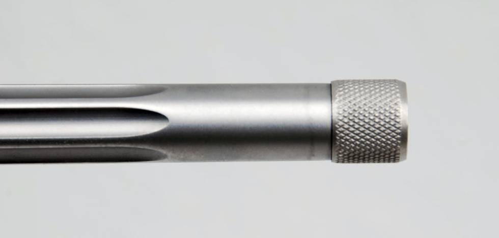 FLUTED OG GJENGET: Kort ”fluted” pipe i rustfritt stål med satinmatt finish og gjenget for lyddemper.