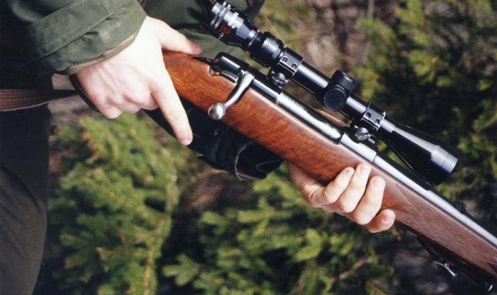 GAMMEL KRIGER: Husqvarna Carl Gustav modell 1900 har vært et slitesterkt og velskytende våpen som aldri har hatt funksjonsfeil, til tross for hard bruk og minimalt med vedlikehold under svært varierende klimatiske forhold verden rundt i fem tiår. GAMMEL KRIGER: Husqvarna Carl Gustav modell 1900 har vært et slitesterkt og velskytende våpen som aldri har hatt funksjonsfeil, til tross for hard bruk og minimalt med vedlikehold under svært varierende klimatiske forhold verden rundt i fem tiår.