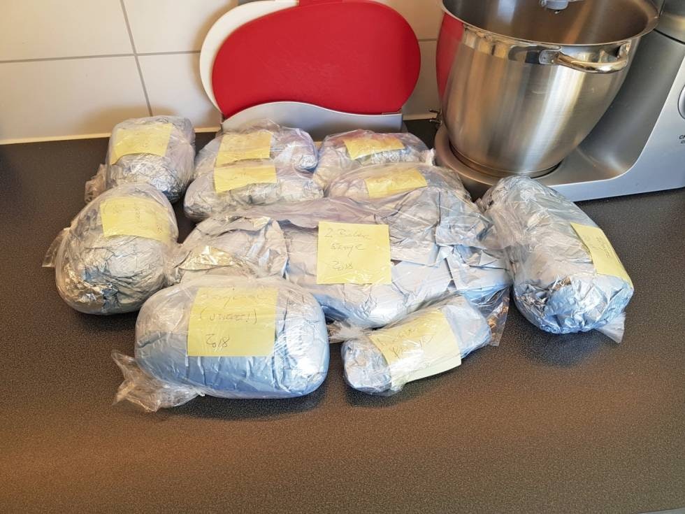 PLASSBESPARENDE: Et voksent rådyr tar ikke mye plass, hvis du beiner ut og surrer lårsteikene, reinskjærer ytrefileter og klargjør det meste før innfrysning. PLASSBESPARENDE: Et voksent rådyr tar ikke mye plass, hvis du beiner ut og surrer lårsteikene, reinskjærer ytrefileter og klargjør det meste før innfrysning.