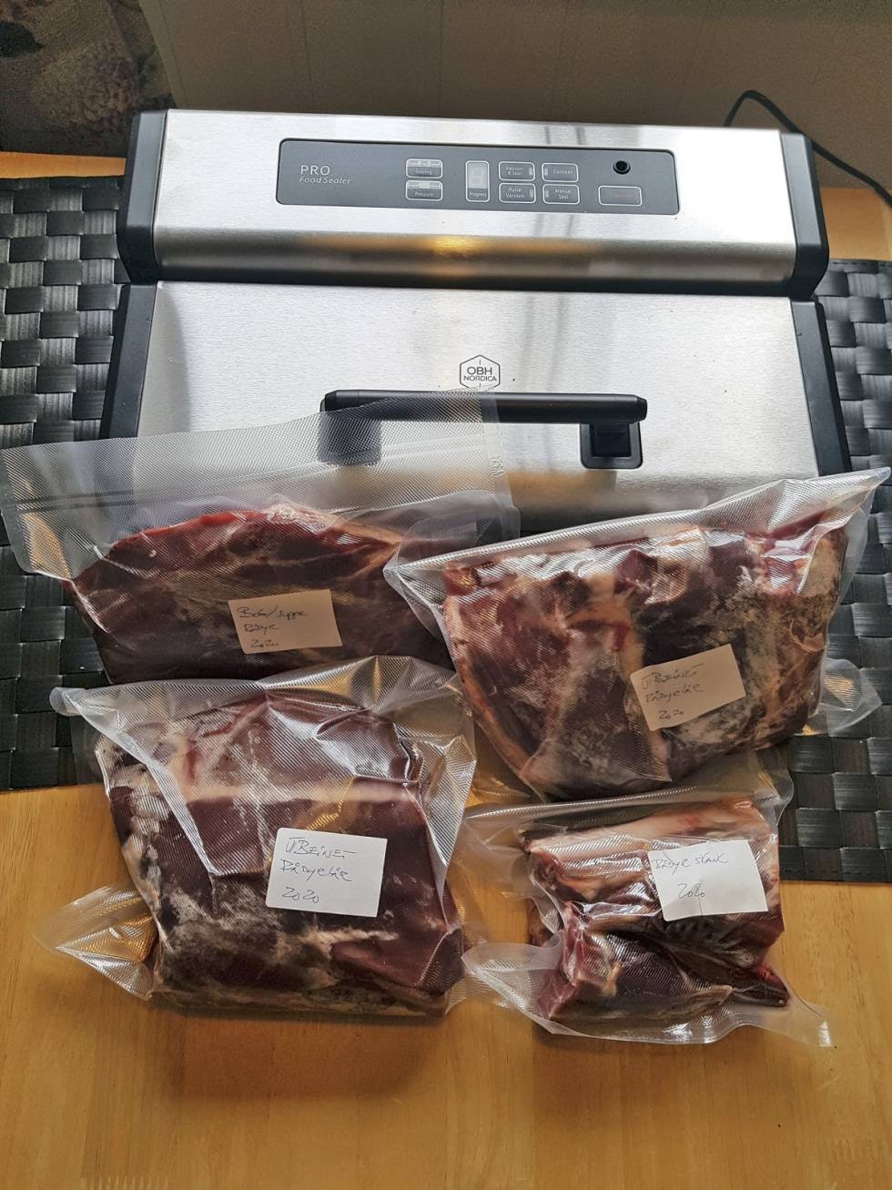 GENIALT ENKELT: Med vakuumpakking forhindres frostskader og uttørket mat. Fisk og kjøtt holder seg opptil fem ganger lenger, også i kjøleskapet. GENIALT ENKELT: Med vakuumpakking forhindres frostskader og uttørket mat. Fisk og kjøtt holder seg opptil fem ganger lenger, også i kjøleskapet.