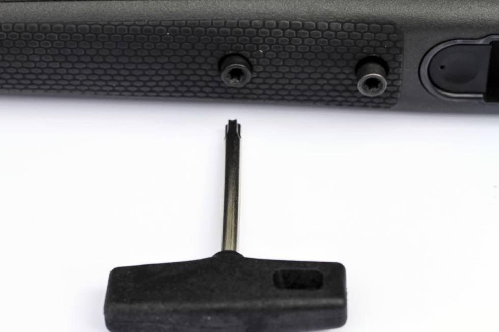 Nærbilde av skruer for demontering på Mauser M03 Extreme