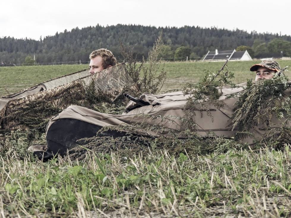 Effektiv kamo: Coffin Blind er en slags tøykiste hvor jegeren ligger i skjul til gåsa kommer på skuddhold. (Foto: Vidar Nysæter) Effektiv kamo: Coffin Blind er en slags tøykiste hvor jegeren ligger i skjul til gåsa kommer på skuddhold. (Foto: Vidar Nysæter)